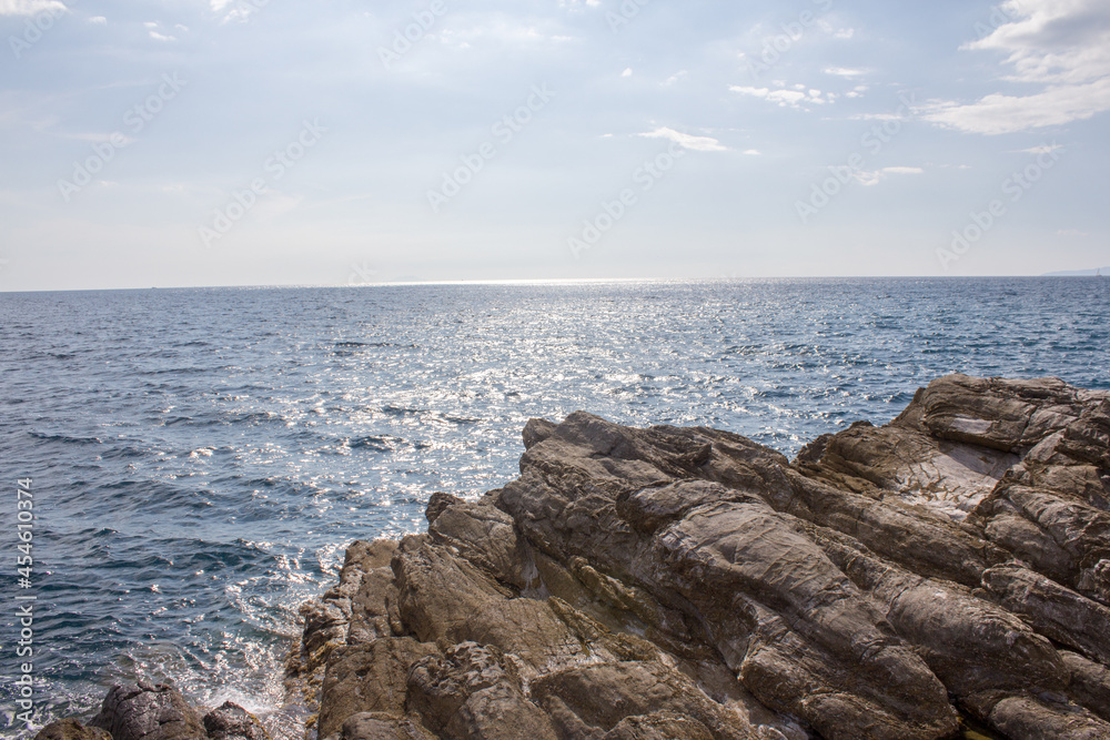 Ausblick von einer Felsspitze aufs offene strahlend blaue Mittelmeer 