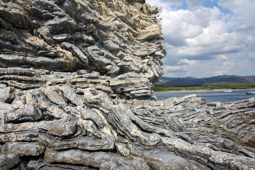 Außergewöhnliche vielschichtige Gesteinsformation an der Mittelmeerküste von Italien © Nicolai