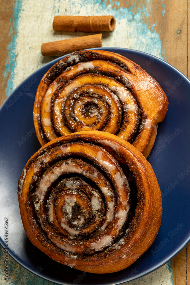 Fototapeta premium Freshly baked cinnamon bread with spices and cocoa