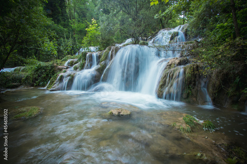 Fototapeta Naklejka Na Ścianę i Meble -  cascades de tufs de Baume-les-Messieurs dans le Jura en Franche-Comté, un site naturel d'exception dans le massif jurassien