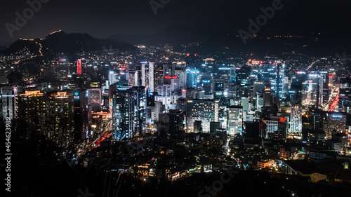 Blick vom Berg Namsan über den Stadtteil Myeong-dong zum Berg Bugaksan in Seoul, Südkorea