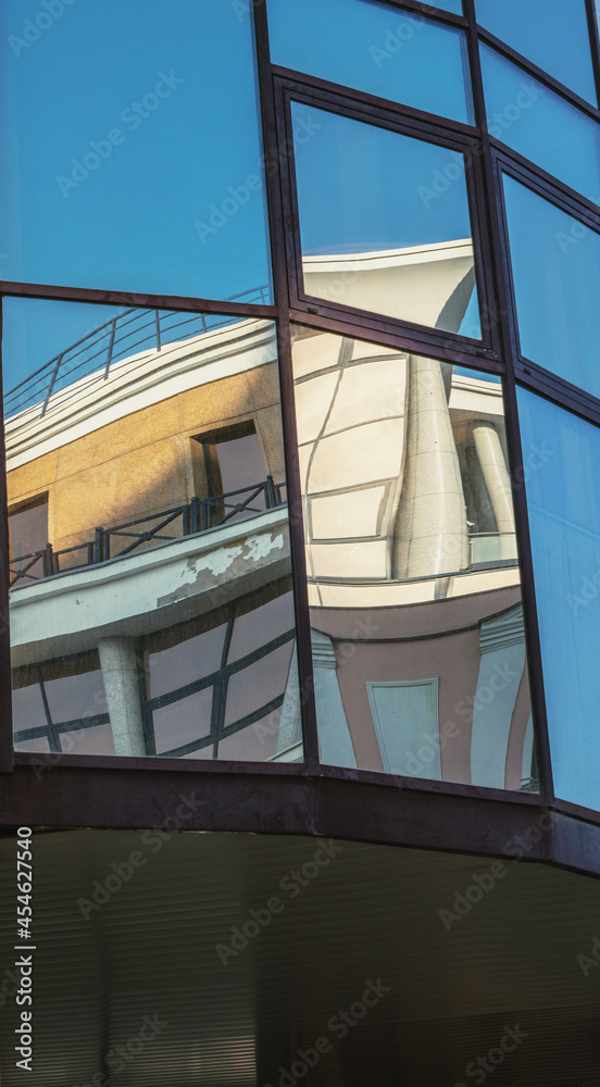 Obraz premium Reflections in the windows of buildings in the city close up