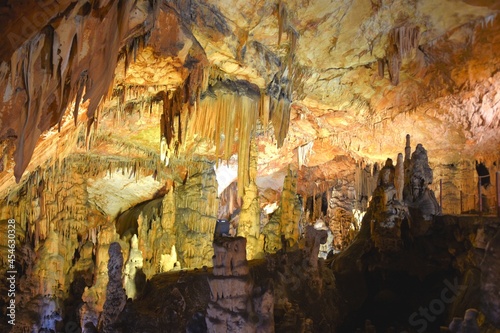 Jaskinia Vranjača w Chorwacji, na zboczach góry Mosor w miejscowości Kotlenice w Dalmacji,  photo