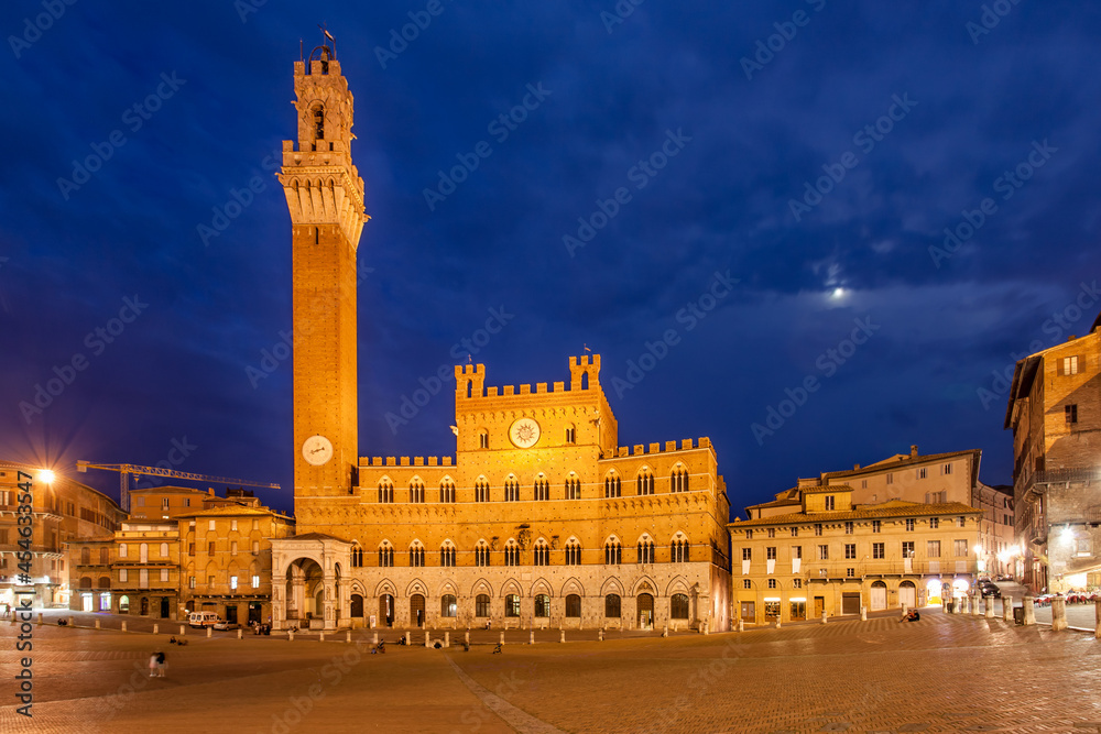 Fototapeta premium Piazza del Campo in Siena at night