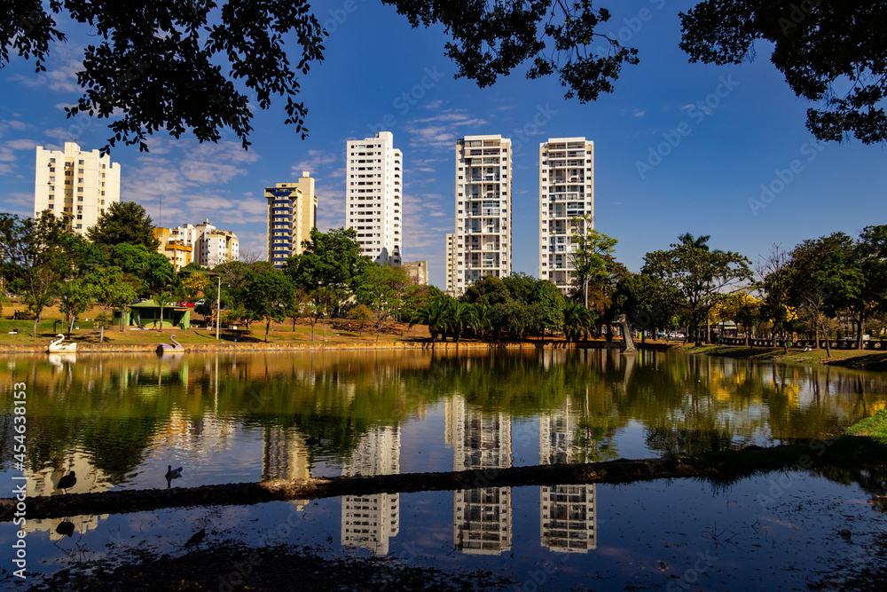 Detalhe do Parque Lago das Rosas na cidade de Goiânia.