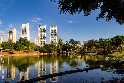 Detalhe do Parque Lago das Rosas na cidade de Goi  nia.