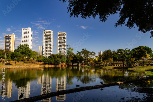 Detalhe do Parque Lago das Rosas na cidade de Goiânia. © Angela