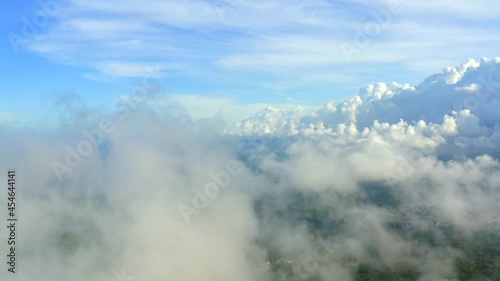 Volando entre nubes photo