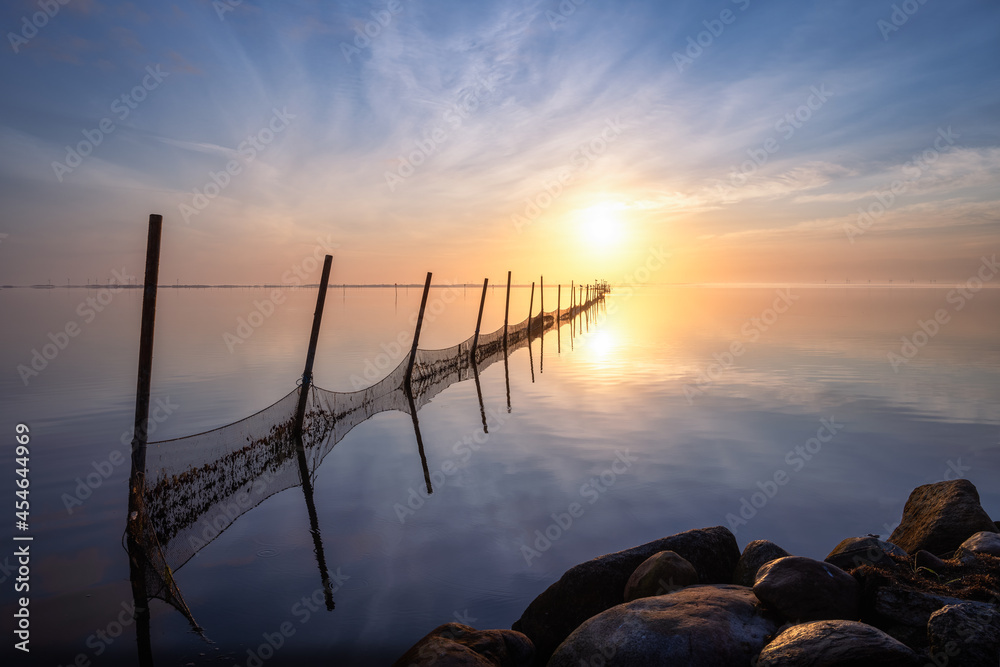 Fischernetz an einem Morgen am Ringköbingfjord in Dänemark