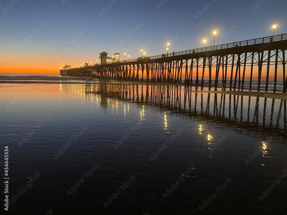 Obraz premium Pier at sunset