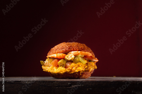Acarajé baiano completo, com fundo neutro/básico