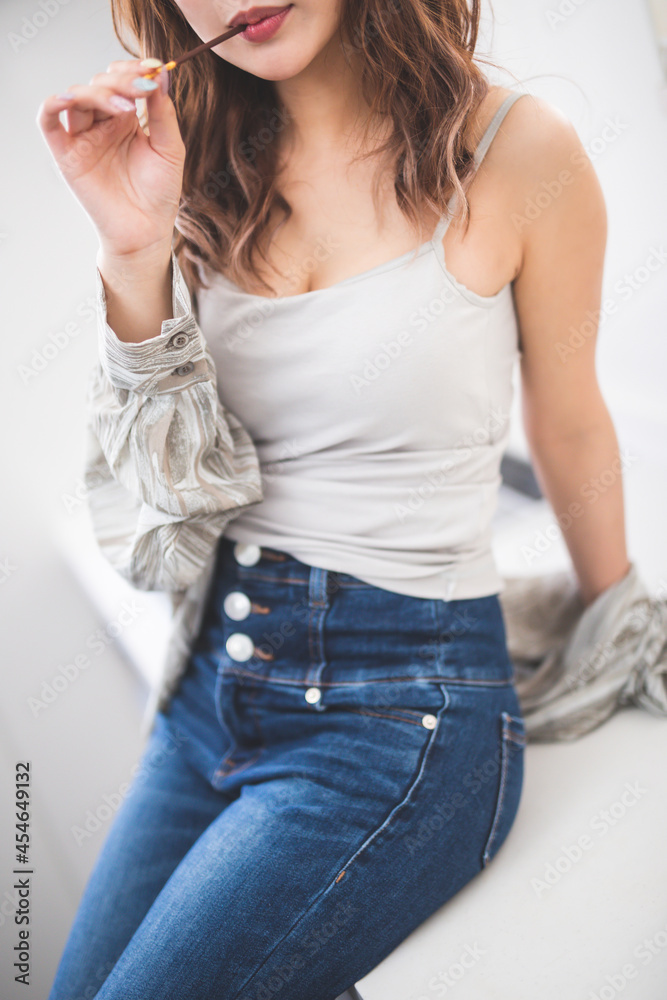デニムの女性 若い女性 寂しい女性 朝帰り スキニーデニム 朝 休日の朝 Stock Photo Adobe Stock