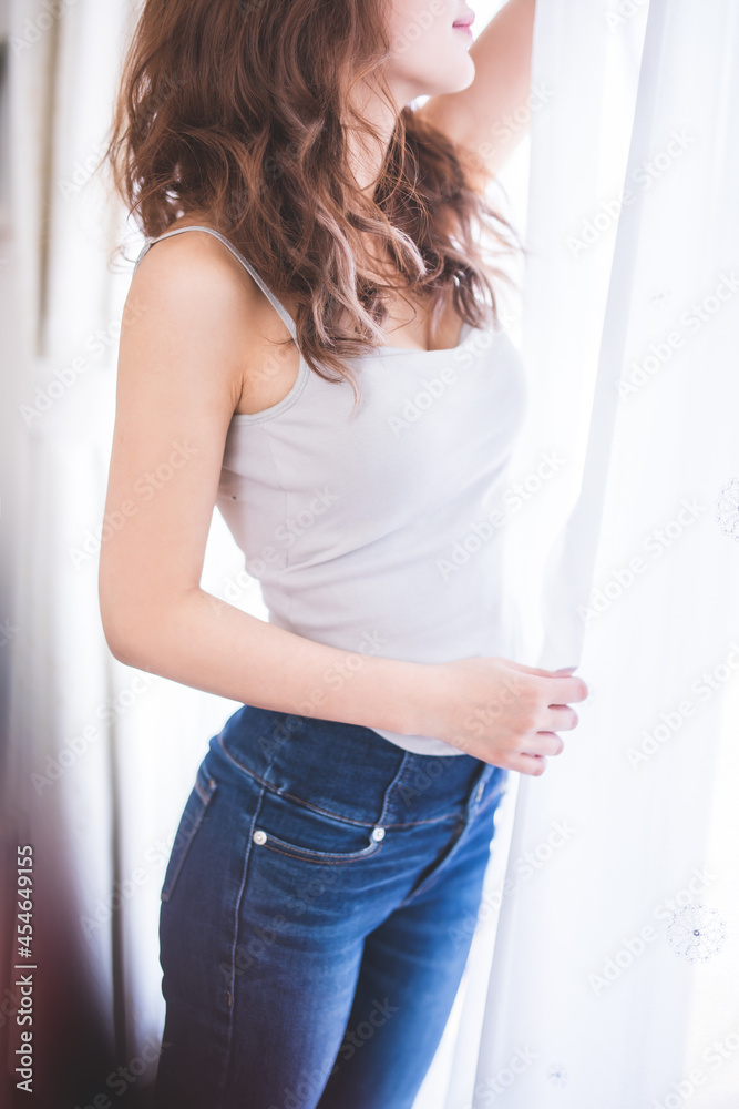 デニムの女性 若い女性 寂しい女性 朝帰り スキニーデニム 朝 休日の朝 Foto De Stock Adobe Stock