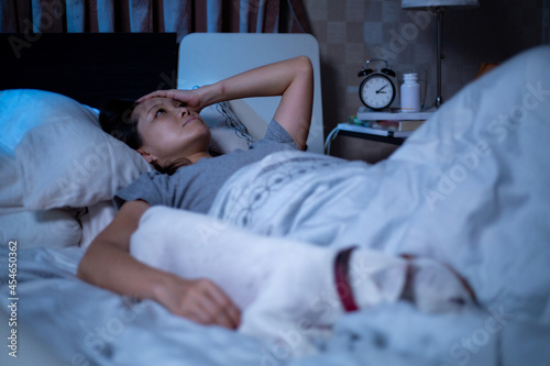 Foto Depressed Asian woman can not sleep on the bed
