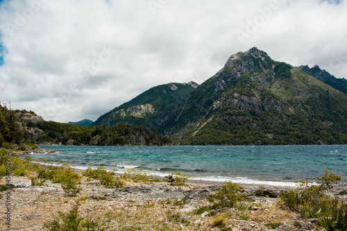 Lago y montañas