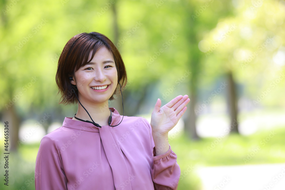 音楽を聴く女性 音楽を聴く女性