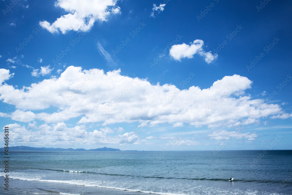 Fototapeta premium 梅雨明けの江口浜海岸 夏の空 