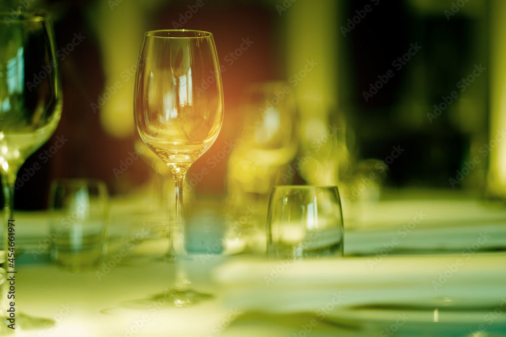 Obraz premium empty wine glass with blur background 