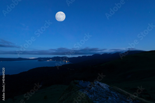 満月が湖と山並みを照らす © Seiichi Fukui