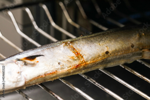 網焼きグリルの上に乗っている秋刀魚のアップ　fish grill