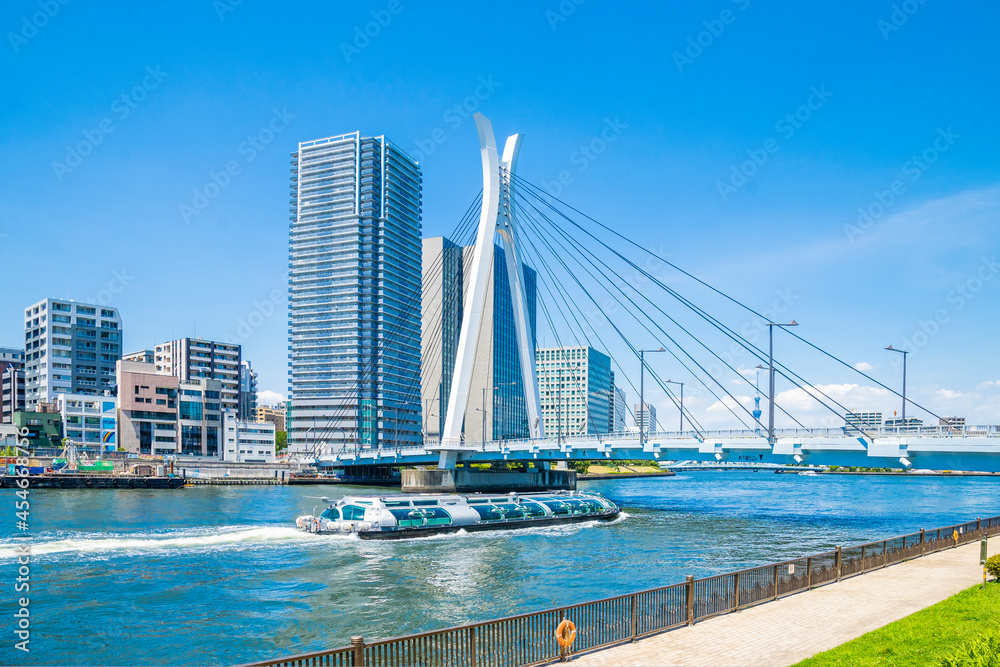 Naklejka premium 東京 隅田川と中央大橋