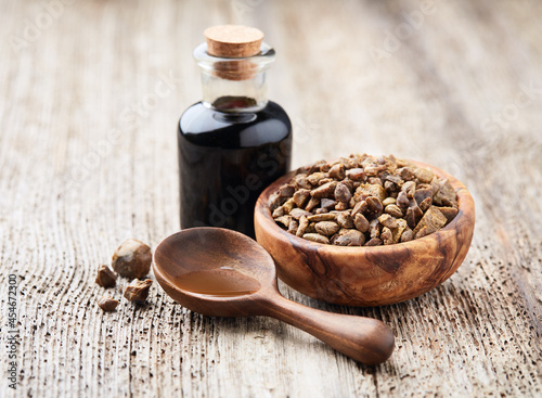 фотографія Propolis granules with tincture on wooden background
