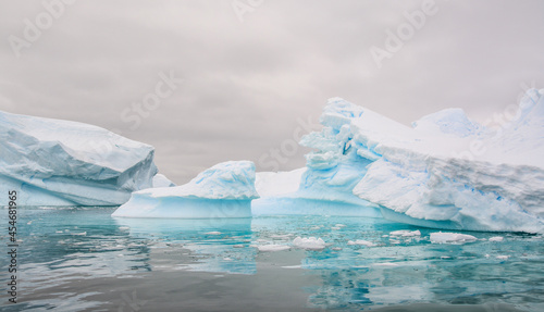 Icebergs in the waters of the Antarctic Peninsula © Daniel