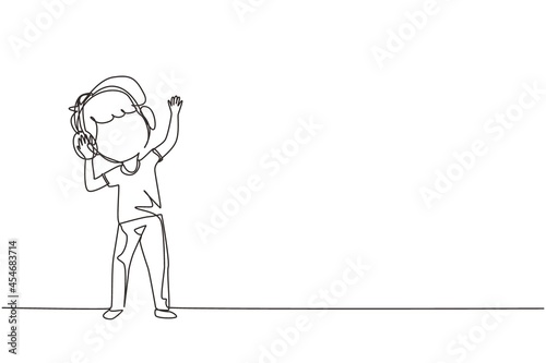 Single one line drawing boy listening to music with headphones on his head. Kid wearing earphones and headphones, listening to music and dancing. Continuous line design graphic vector illustration © Simple Line