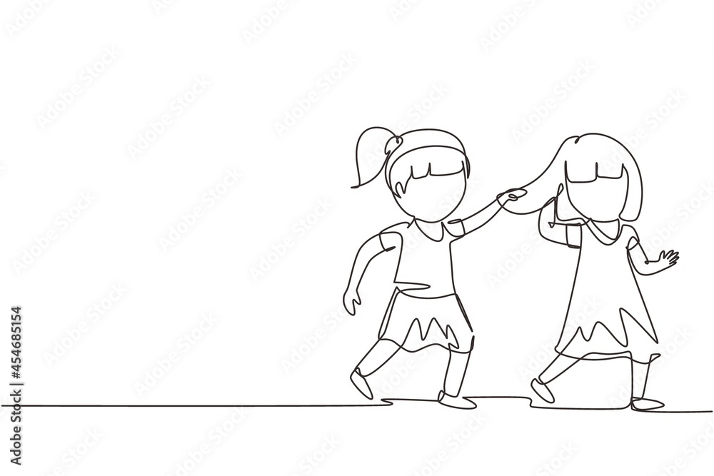 Single continuous line drawing toddler kids girls fighting with one pulling hair of the other. She look of shock and pain. Problem of physical bullying at school. One line draw graphic design vector