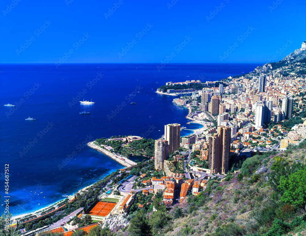 モナコ　モンテカルロの街並と地中海
