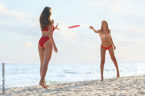 Two young women playing fri...