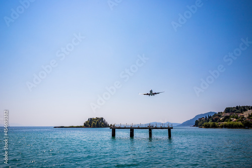 Avion de ligne atterrissant à Corfou © Gerald Villena