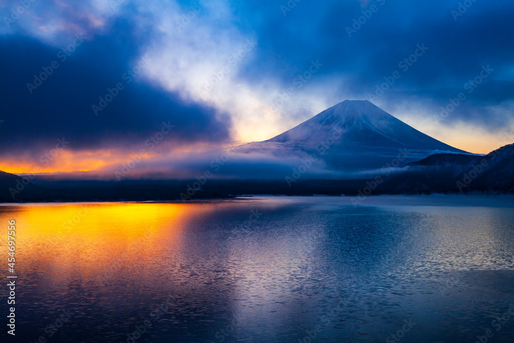 夜明けの富士山　山梨県本栖湖にて