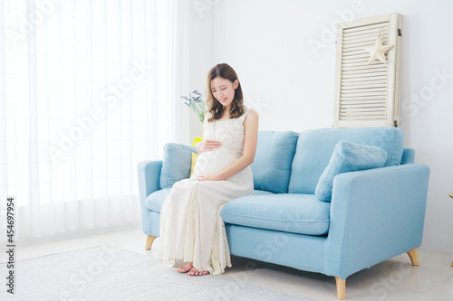 ソファーに座る妊婦