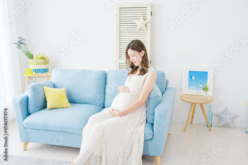 ソファーに座る妊婦