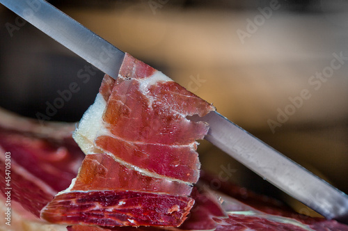 Corte a cuchillo de jamon iberico de bellota