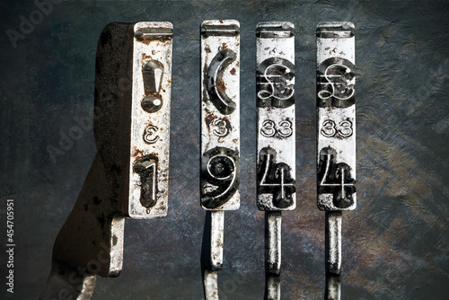 Foto vintage old typewriter hammers with the date  1944
