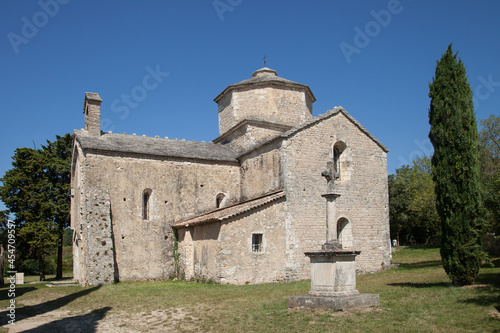 Petite église de style roman dans la campagne près du village de Gras en Ardèche méridionale