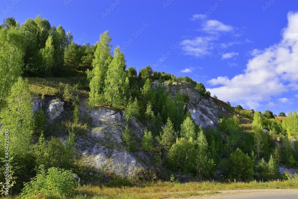 Obraz premium White rocks on the Kishert-Posad highway