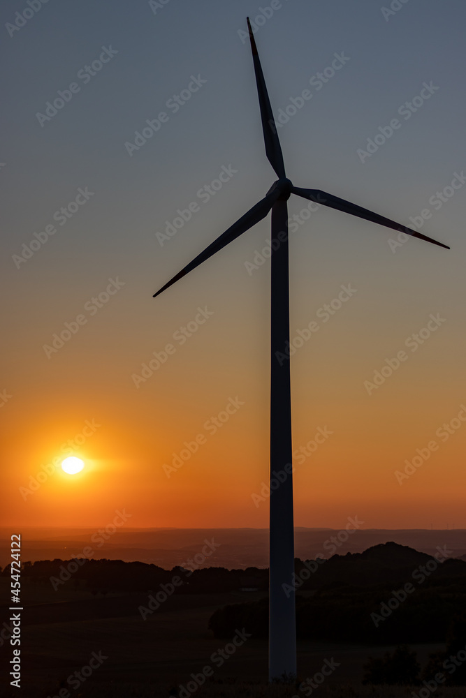 Windkraftanlage im Sonnenuntergang
Windkraftanlage im Sonnenuntergang
