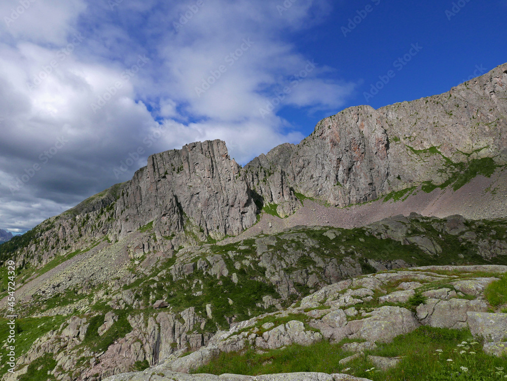 stupendo panorama delle rocciose montagne dolomitiche in estate