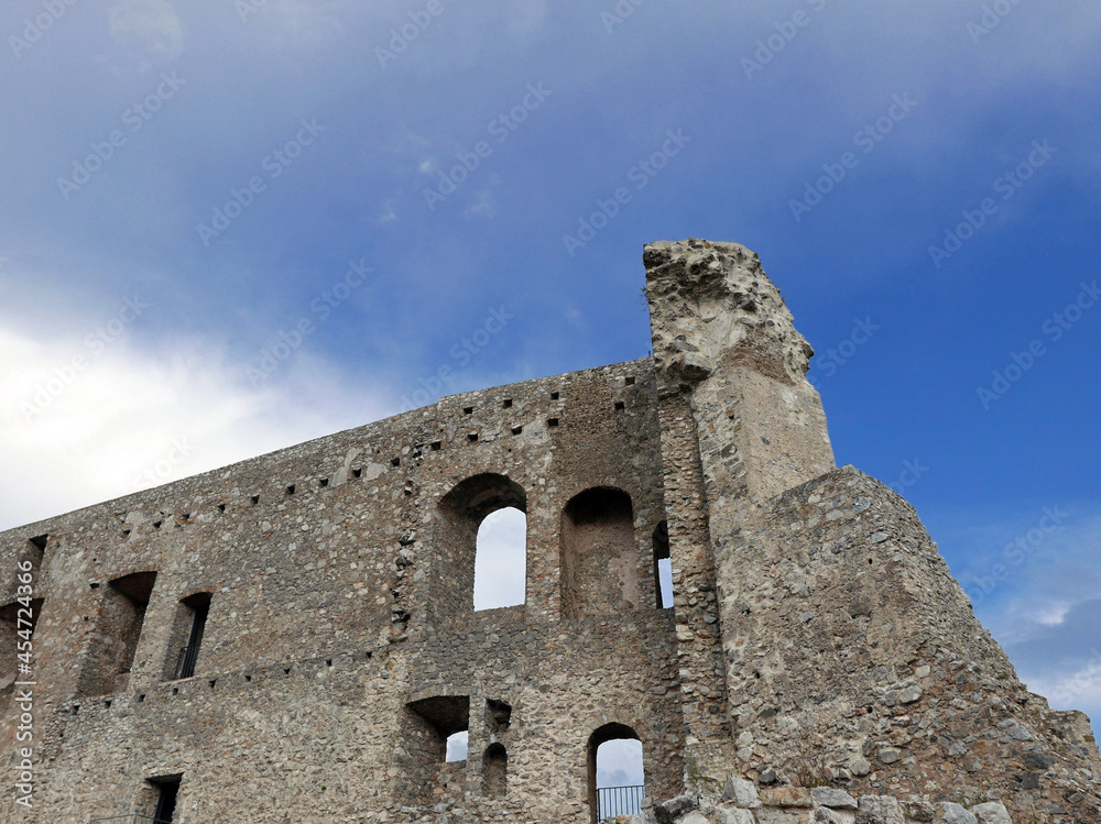 vista dei bei resti del castello normanno a Morano Calabro, in Italia