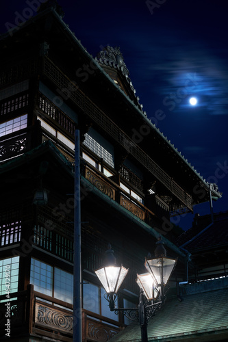 美しい日本建築 重要文化財「道後温泉本館」と月