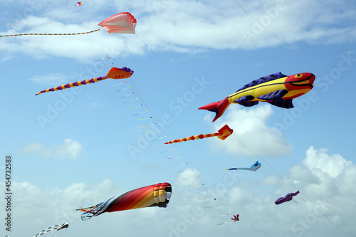 Cuadro en lienzo bunte drachen am himmel