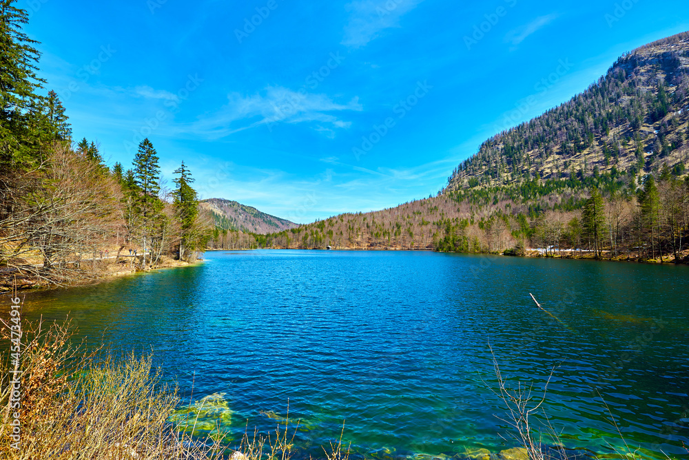 Naklejka premium Vorderer Langbathsee lake in Alps mountains, Austria. Beautiful spring landscape.