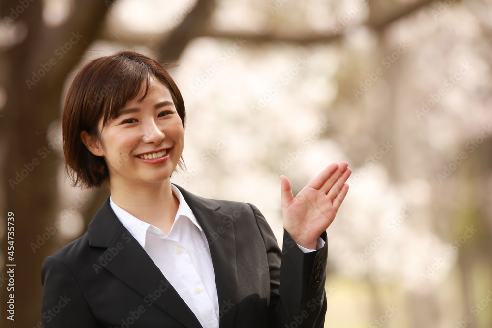 笑顔の女性社員
笑顔の女性社員