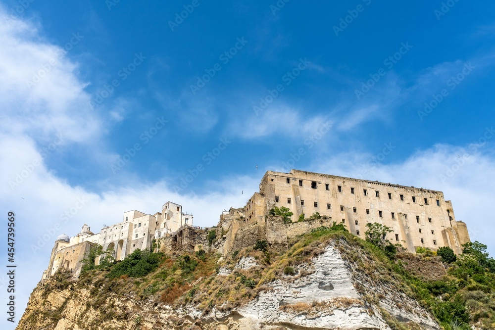 L'ex carcere di Procida a Palazzo D'Avalos visto dal mare