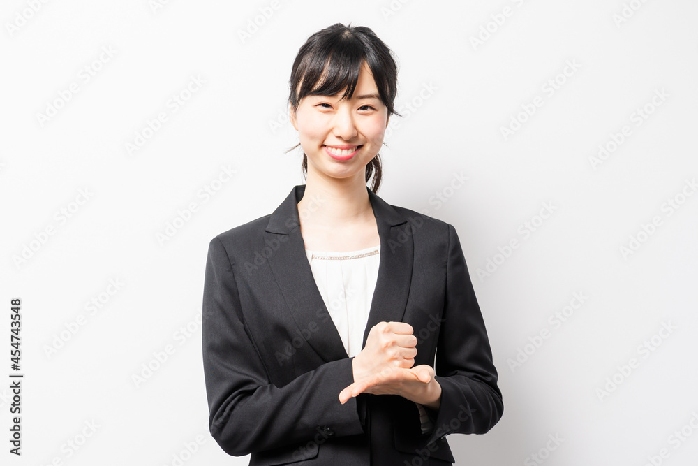 納得したジェスチャーをする若いビジネスウーマン