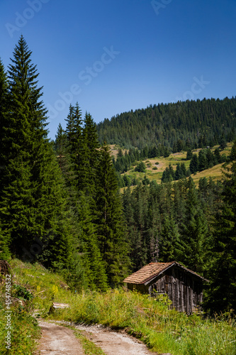 A barn in the mountains © Photomonkey8