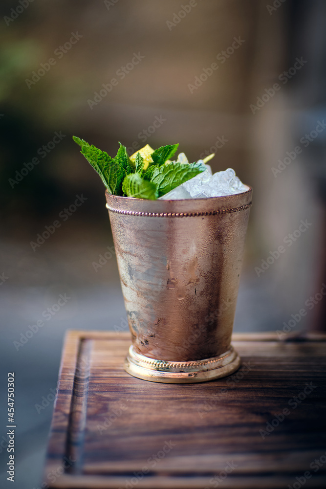 whisry mint julep in silver cup - obrazy, fototapety, plakaty 